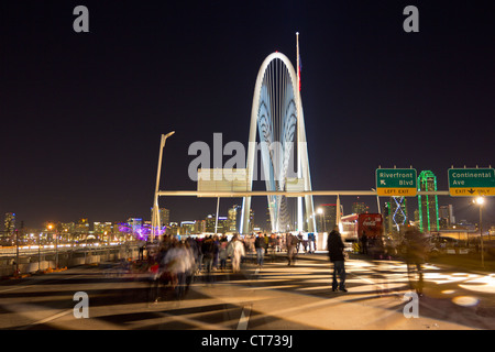 Célébration d'ouverture de la nouvelle (2012) Margaret Hunt Hill bridge, conçu par Santiago Calatrava, avec Dallas skyline nuit. Banque D'Images