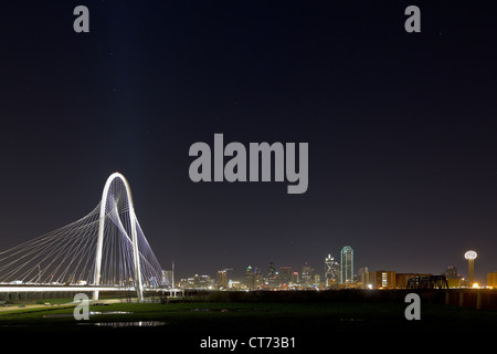 Célébration d'ouverture de la nouvelle (2012) Margaret Hunt Hill bridge, conçu par Santiago Calatrava, avec Dallas skyline nuit. Banque D'Images