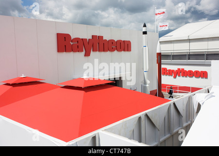 Modèles réduits de fusées au stand Raytheon pendant le salon aéronautique de Farnborough. Banque D'Images