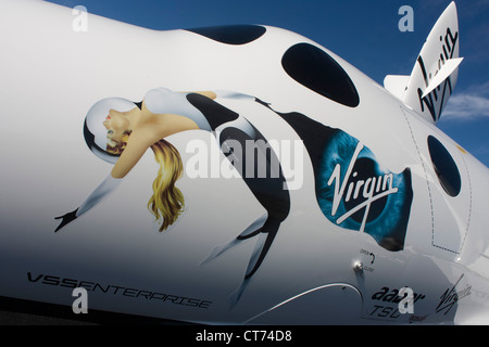 Modèle de l'espace de Virgin Galactic, véhicule de tourisme SpaceShipTwo (SS2) au Farnborough Air Show. Banque D'Images