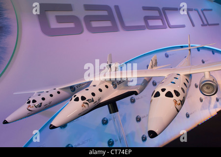 Modèle à l'échelle de l'espace de Virgin Galactic WhiteKnightTwo véhicule avec SpaceShipTwo au milieu à l'air show PR event. Banque D'Images