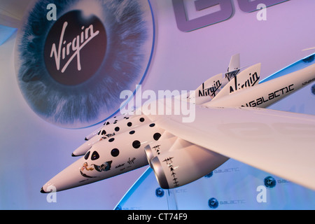 Modèle à l'échelle de l'espace de Virgin Galactic WhiteKnightTwo véhicule avec SpaceShipTwo au milieu à l'air show PR event. Banque D'Images