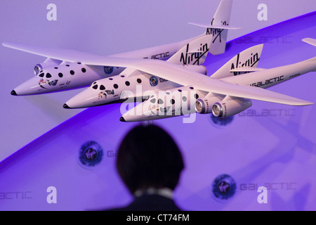 Modèle à l'échelle de l'espace de Virgin Galactic WhiteKnightTwo véhicule avec SpaceShipTwo au milieu à l'air show PR event. Banque D'Images