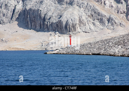 Voir la lumière rouge sur l'île avec l'arrière-plan la montagne. Banque D'Images