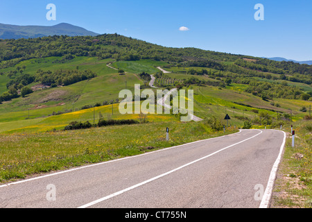 Piscine en plein air avec vue sur la Toscane route courbe locale. Plan horizontal Banque D'Images