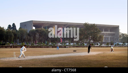 Capitol Complex, Chandigarh, Inde. Architecte : Le Corbusier, 1957. Cricket avec haute cour derrière. Banque D'Images