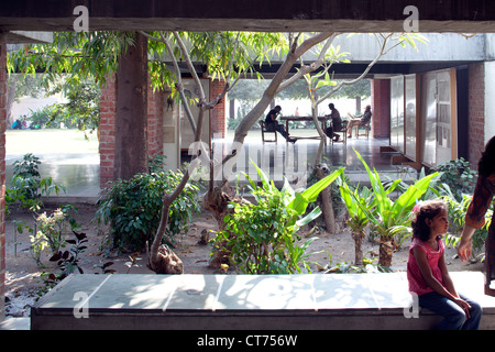 Samarak Gandhi Sangrahalaya à l'Ashram Sabarmati, Ahmedabad, Inde. Architecte : Charles Correa, 1963. Entre des chambres avec vue sur la gard Banque D'Images