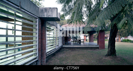 Samarak Gandhi Sangrahalaya à l'Ashram Sabarmati, Ahmedabad, Inde. Architecte : Charles Correa, 1963. Crépuscule extérieur avec les persiennes Banque D'Images