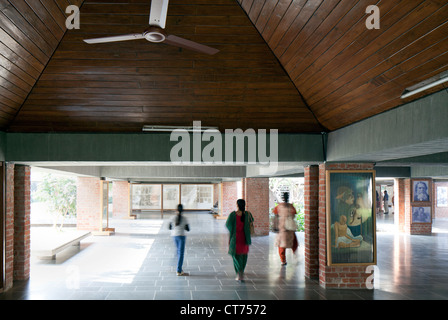 Samarak Gandhi Sangrahalaya à l'Ashram Sabarmati, Ahmedabad, Inde. Architecte : Charles Correa, 1963. Intérieur avec des lambris de bois Banque D'Images