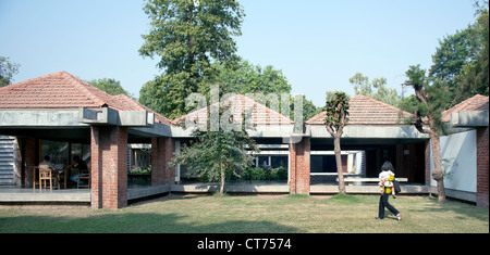 Samarak Gandhi Sangrahalaya à l'Ashram Sabarmati, Ahmedabad, Inde. Architecte : Charles Correa, 1963. La mère et l'enfant traverser la l Banque D'Images