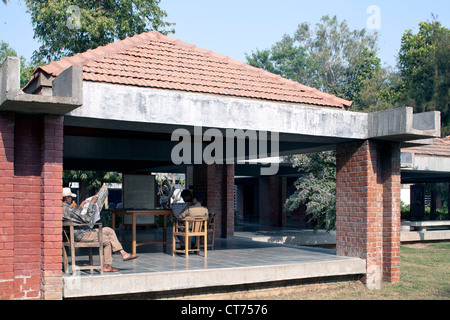 Samarak Gandhi Sangrahalaya à l'Ashram Sabarmati, Ahmedabad, Inde. Architecte : Charles Correa, 1963. Vue détaillée de la partie ouverte Banque D'Images