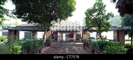 Samarak Gandhi Sangrahalaya à l'Ashram Sabarmati, Ahmedabad, Inde. Architecte : Charles Correa, 1963. L'entrée au musée. Banque D'Images