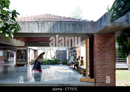 Samarak Gandhi Sangrahalaya à l'Ashram Sabarmati, Ahmedabad, Inde. Architecte : Charles Correa, 1963. La serpillière à la sta Banque D'Images