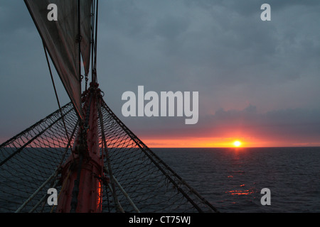 Voiles, équipement bateau, coucher du soleil. Banque D'Images