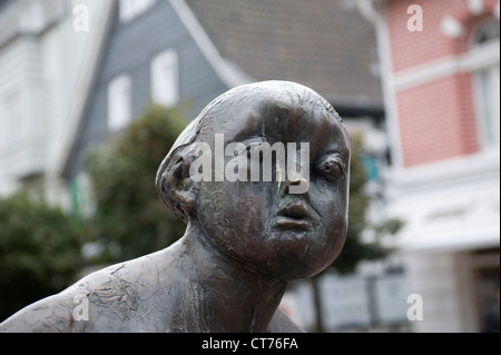 Détail de l'Einkäuferin Eilige par Karl Henning Seemann statue en bronze à Hilden, Rhénanie du Nord-Westphalie Allemagne Femme Acheteur hâtives Banque D'Images
