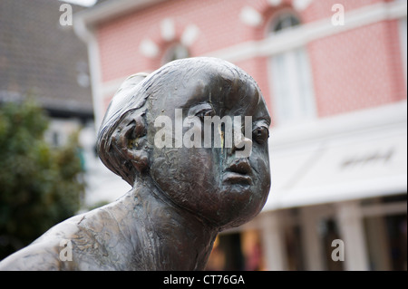 Détail de l'Einkäuferin Eilige par Karl Henning Seemann statue en bronze à Hilden, Rhénanie du Nord-Westphalie Allemagne Femme Acheteur hâtives Banque D'Images