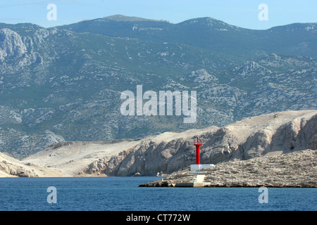 Voir la lumière rouge sur l'île avec l'arrière-plan la montagne. Banque D'Images