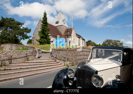 Voiture de mariage vintage devant l'église St Margarets à Ditchling, Sussex, Angleterre, Royaume-Uni Banque D'Images