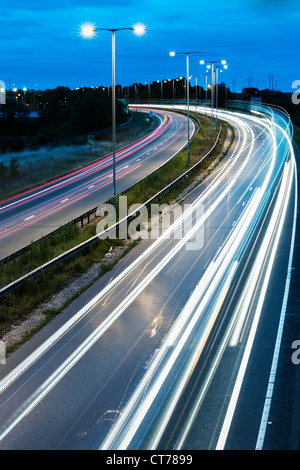 Soirée soirée photo de sentiers de feux de circulation sur l'autoroute rat race Banque D'Images