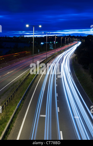 Soirée soirée photo de sentiers de feux de circulation sur l'autoroute rat race Banque D'Images