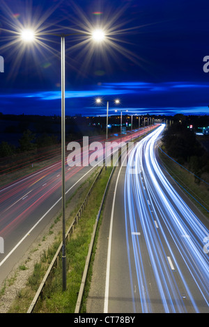 Soirée soirée photo de sentiers de feux de circulation sur l'autoroute rat race Banque D'Images