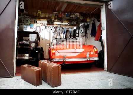 Voiture d'époque et le tronc valises en garage Banque D'Images