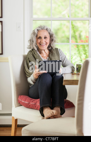 Senior woman using digital tablet Banque D'Images