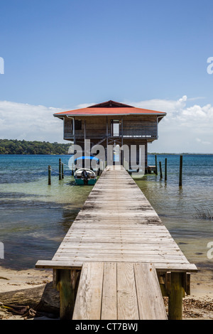 Waterfront home sur Isla Carenero, l'archipel de Bocas del Toro, PANAMA. Banque D'Images