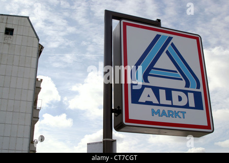 Berlin, en face d'un panneau d'ALDI Banque D'Images