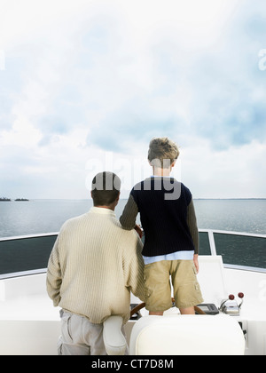 Père et fils sur le bateau Banque D'Images