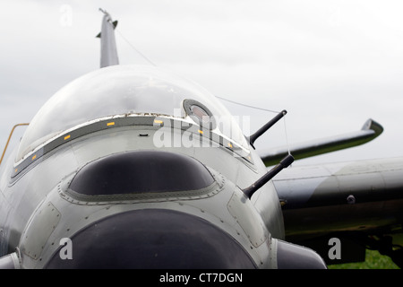 English Electric Canberra B.2/T.17 WH740 Rolls Royce Avon 109 turboréacteurs Midlands de l'Aeropark Park, aux côtés de la piste principale à l'aéroport de East Midlands le premier bombardier à réaction. Construit comme un B' et livré à aucun 18 e Escadron de la RAF Scampton en 1953. Puis, à l'Escadron 40 RAF Upwood. 1958 prêté à RNZAF et rejoint 75 e escadron de la RAF Tengah, Singapour. 1962 et de retour en UK convertie en T.17 et se joindre à 360 e escadron de la RAF Cottesmore, puis RAF Wyton en 1975. En 1987 est devenue une cellule d'instruction au sol à l'école No 2 de formation technique à Cosford RAF. Banque D'Images