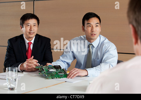 Businesspeople du circuit dans réunion Banque D'Images