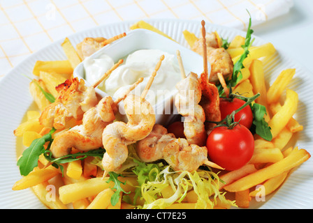 Satay de poulet avec frites et sauce tartare Banque D'Images