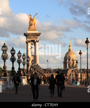France, Paris, le Pont Alexandre III, Les Invalides, les gens, Banque D'Images