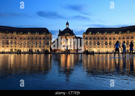 France, Aquitaine, Bordeaux, Place de la Bourse, Banque D'Images