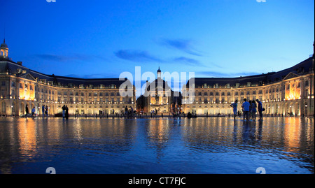 France, Aquitaine, Bordeaux, Place de la Bourse, Banque D'Images