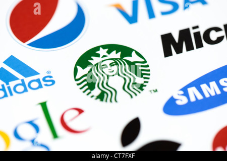 La photo en gros du logo de Starbucks est imprimée sur le papier avec une collection de marques bien connues du monde. Banque D'Images