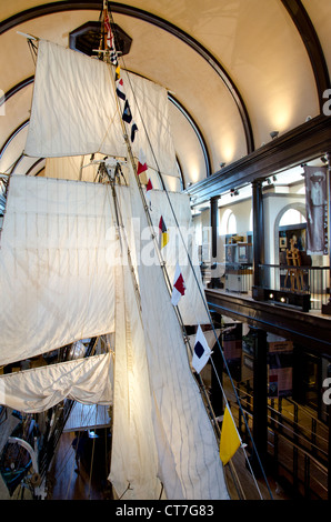 Le Massachusetts, New Bedford. New Bedford Whaling Museum, 89 pieds de la moitié de l'échelle de l'écorce à la baleine modèle Lagoda. Banque D'Images