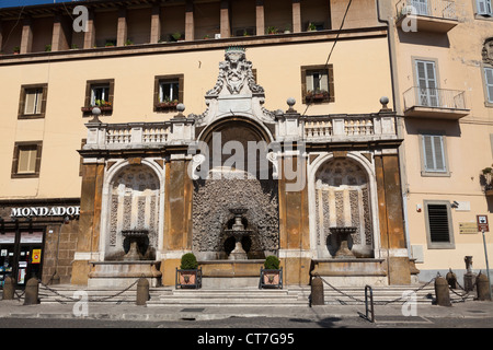 La fontaine de la Piazza San Pietro, Frascati surmontées avec les clefs croisées papale Banque D'Images