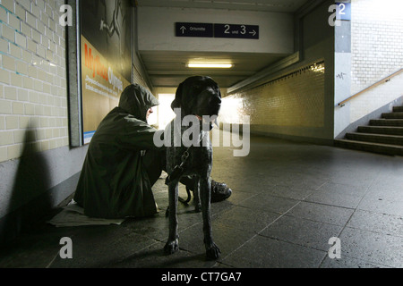 Sans-abri en passage souterrain Banque D'Images