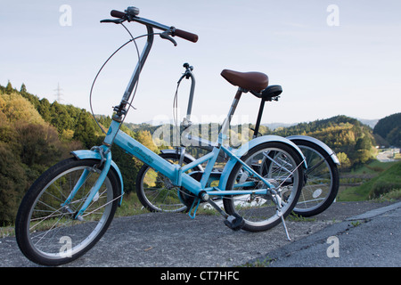 Deux barres de bicyclettes sur une promenade en vélo au Japon, l'Asie Banque D'Images