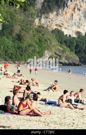 Les touristes bronzer et se baigner sur la plage Ao Nang. Krabi, Thaïlande. Banque D'Images