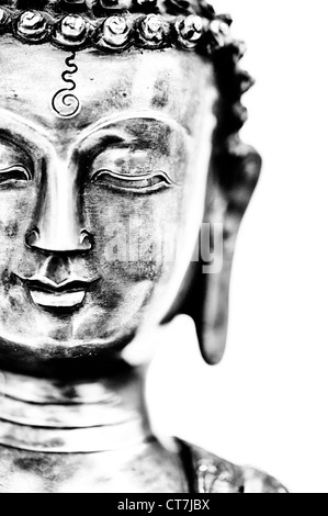 Statue de Bouddha sur fond blanc. Monochrome Banque D'Images