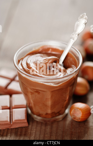 Praliné crémeux entouré de noix et chocolat Banque D'Images