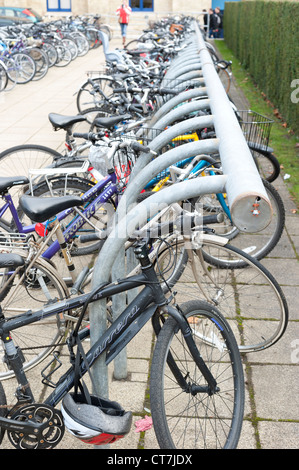 Prêt de vélos garés devant l'Judge Business School à Cambridge, UK Banque D'Images