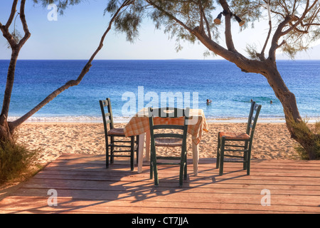 Taverne sur la plage de Plaka, Naxos, Grèce Banque D'Images