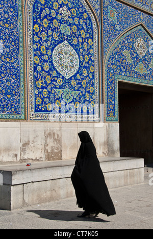 Femme portant le hijab noir, Ispahan, Iran Banque D'Images