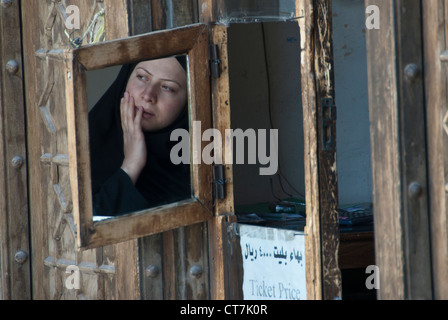 La réflexion de miroir d'une femme musulmane portant le hijab noir, Ispahan, Iran Banque D'Images