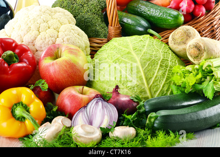 La composition avec panier en osier et d'épicerie isolated on white Banque D'Images