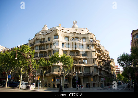 Barcelone, Espagne - : Casa Mila, ou La Pedrera, à Barcelone, Espagne. Ce célèbre bâtiment a été conçu par Antony Gaudi Banque D'Images